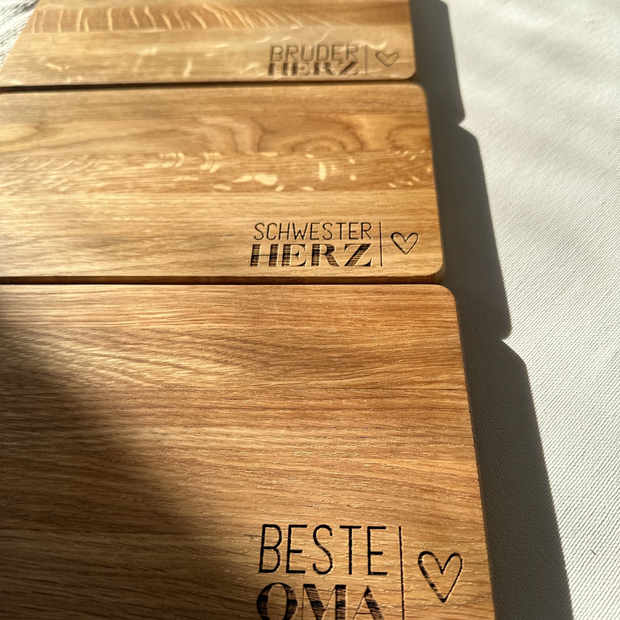 FRÜHSTÜCKSBRETT "HIER KRÜMELT OPA" GRAVUR - EICHE GEÖLT - LENA