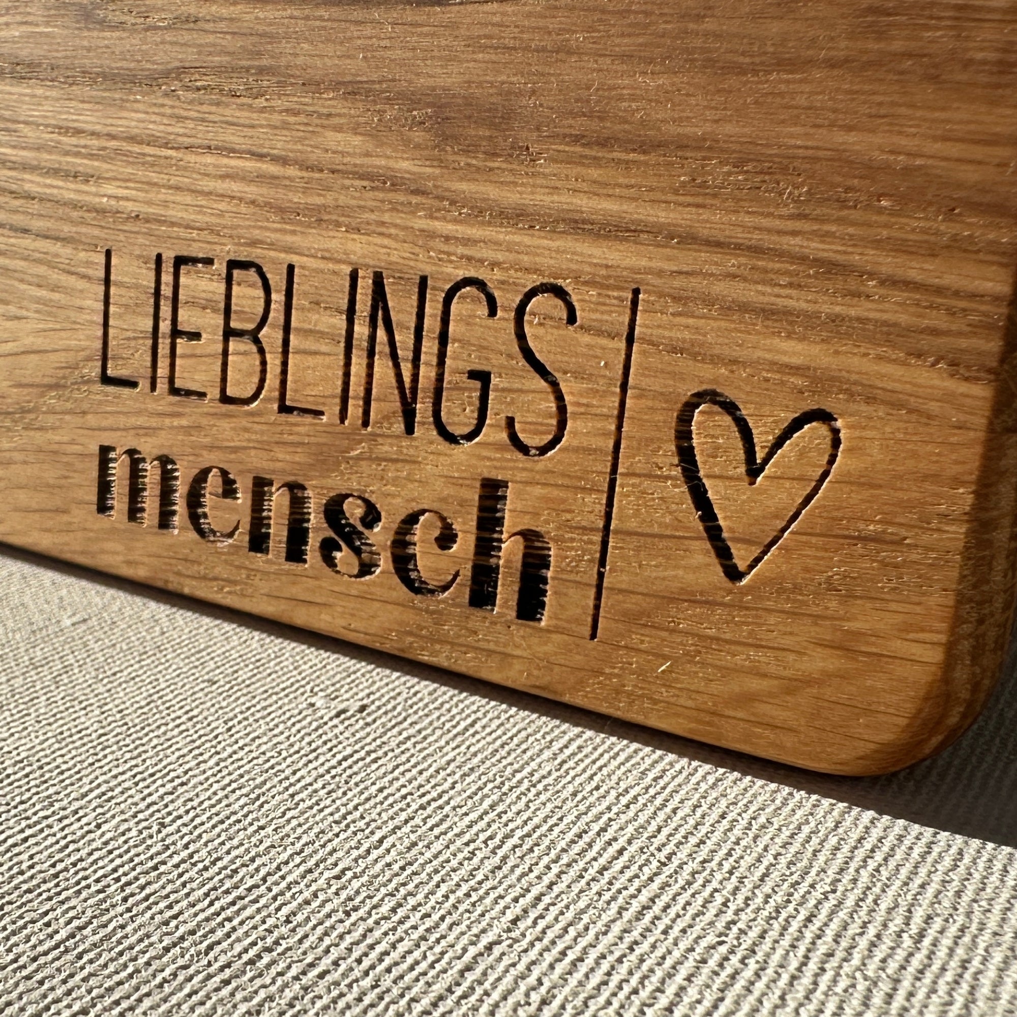 FRÜHSTÜCKSBRETT "HERZENSMENSCH" GRAVUR - EICHE GEÖLT - LENA