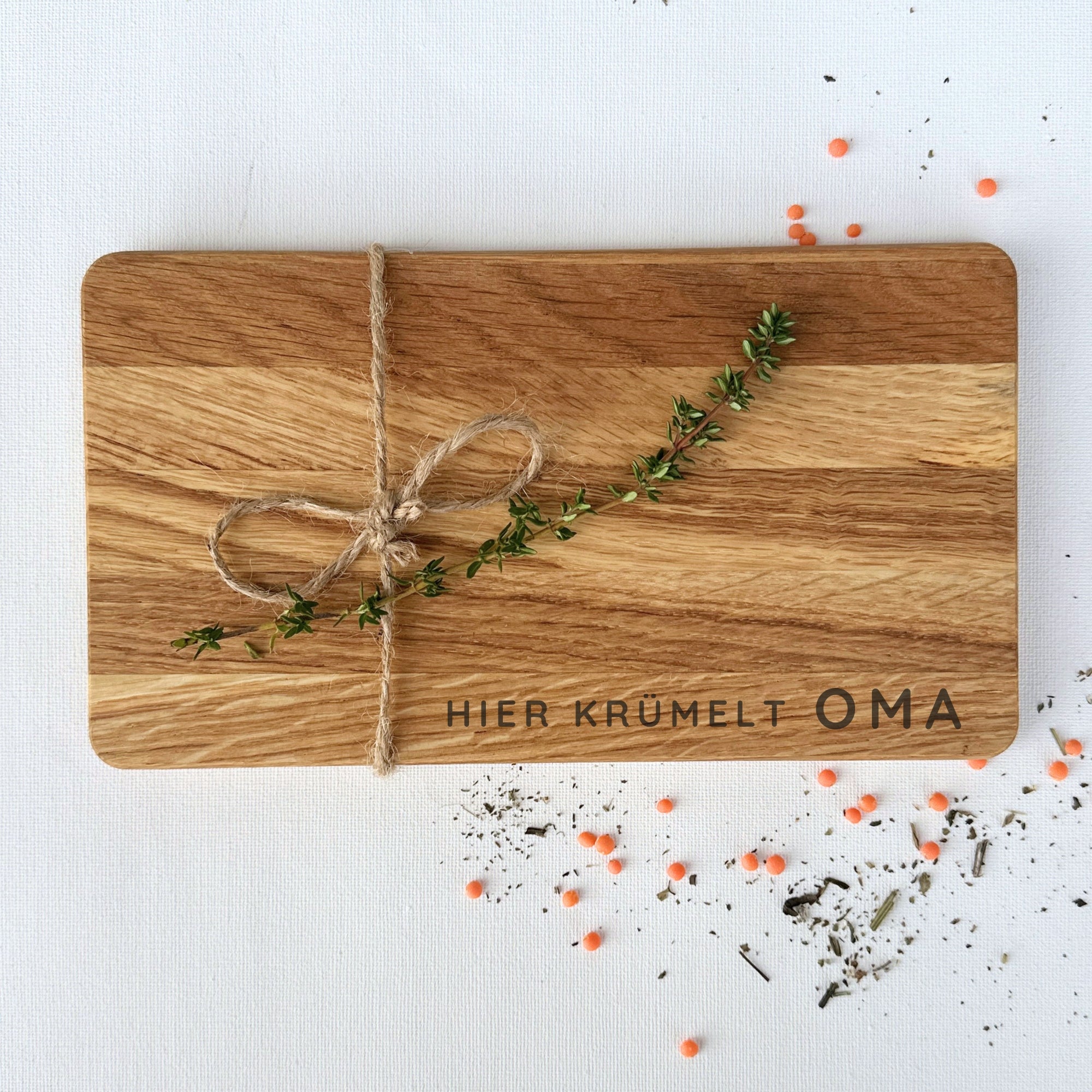 FRÜHSTÜCKSBRETT "HIER KRÜMELT OMA" GRAVUR - EICHE GEÖLT - LENA