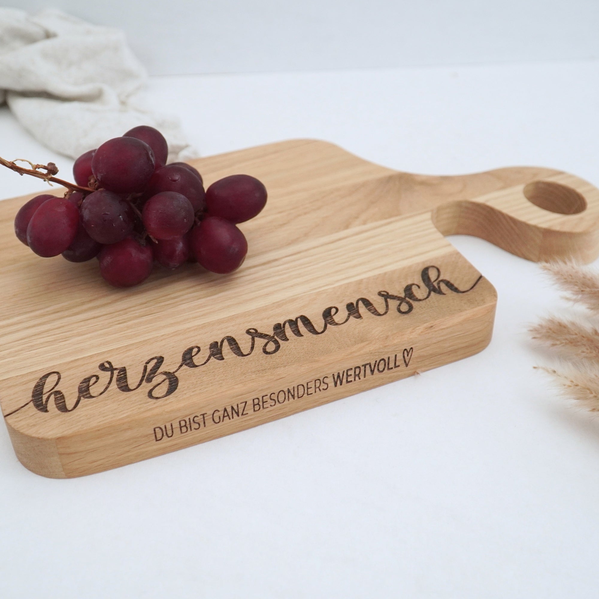 SCHNEIDEBRETT SWING - "HERZENSMENSCH" GRAVUR - EICHE GEWACHST