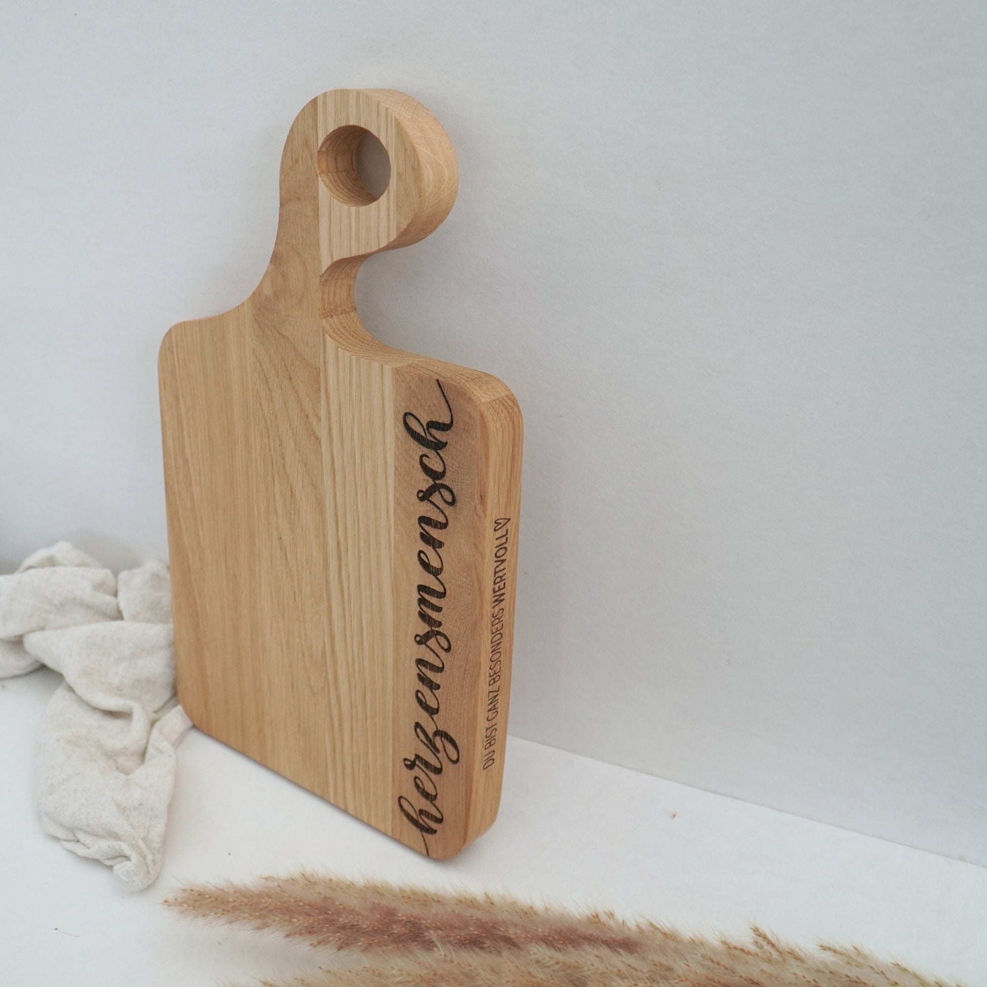 SCHNEIDEBRETT SWING - "HERZENSMENSCH" GRAVUR - EICHE GEWACHST