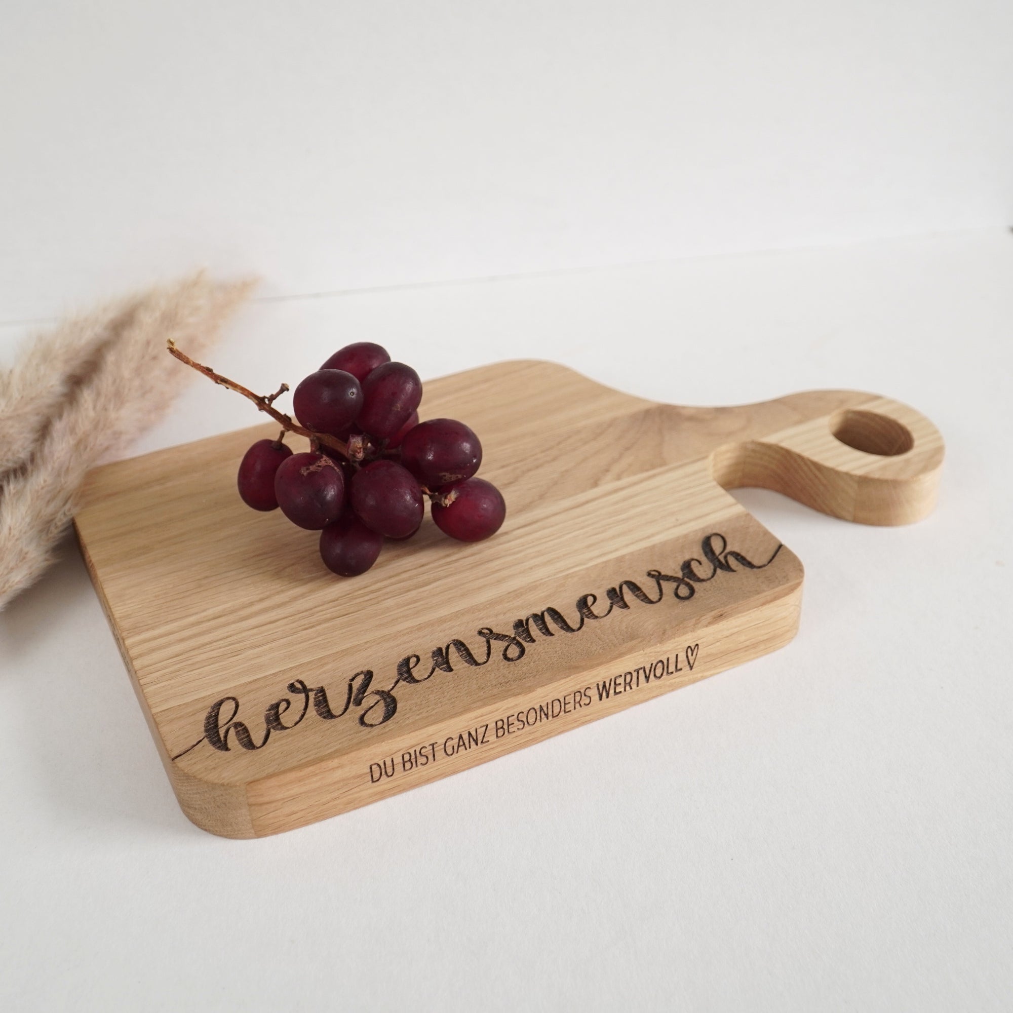 SCHNEIDEBRETT SWING - "HERZENSMENSCH" GRAVUR - EICHE GEWACHST