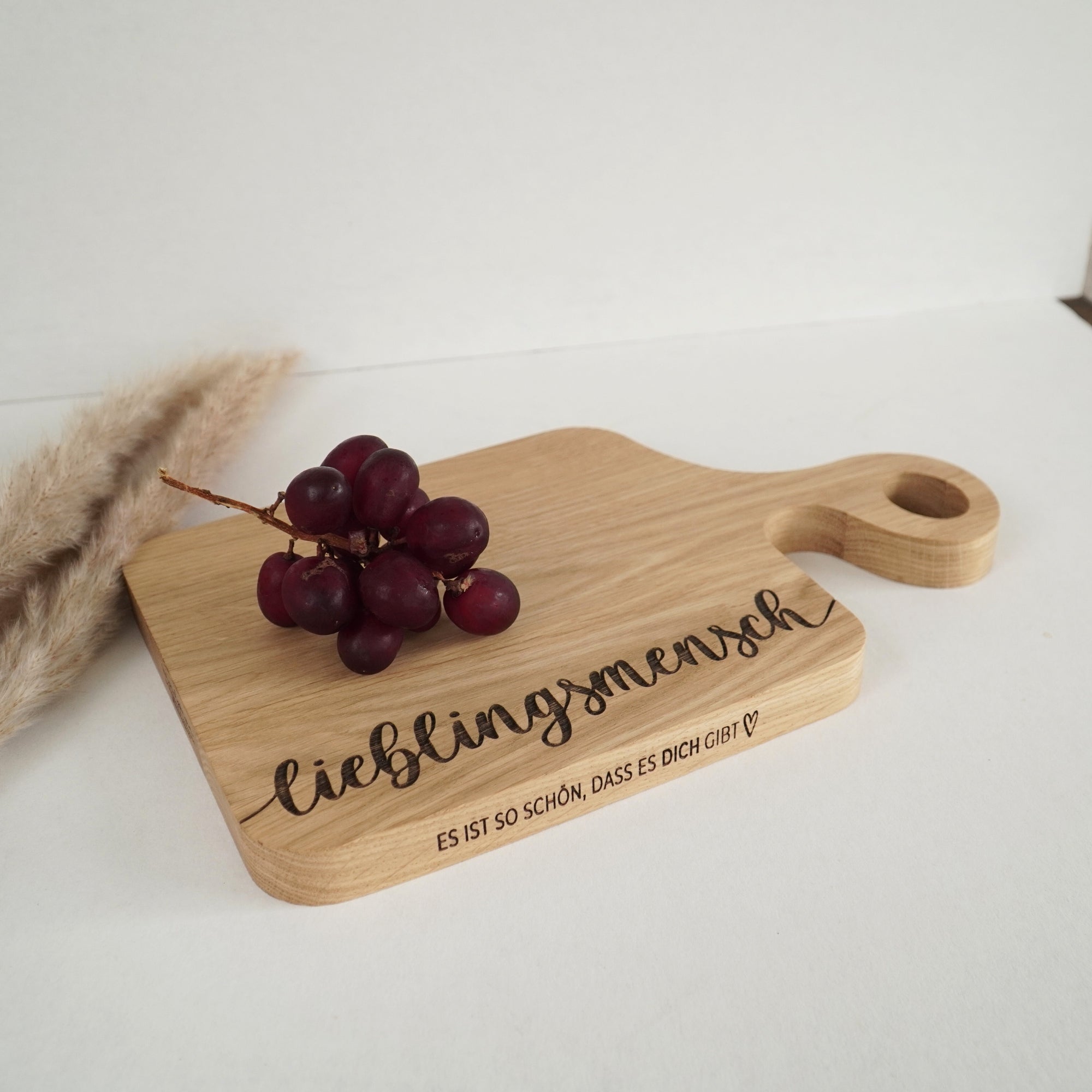 SCHNEIDEBRETT SWING - "LIEBLINGSMENSCH" GRAVUR - EICHE GEWACHST