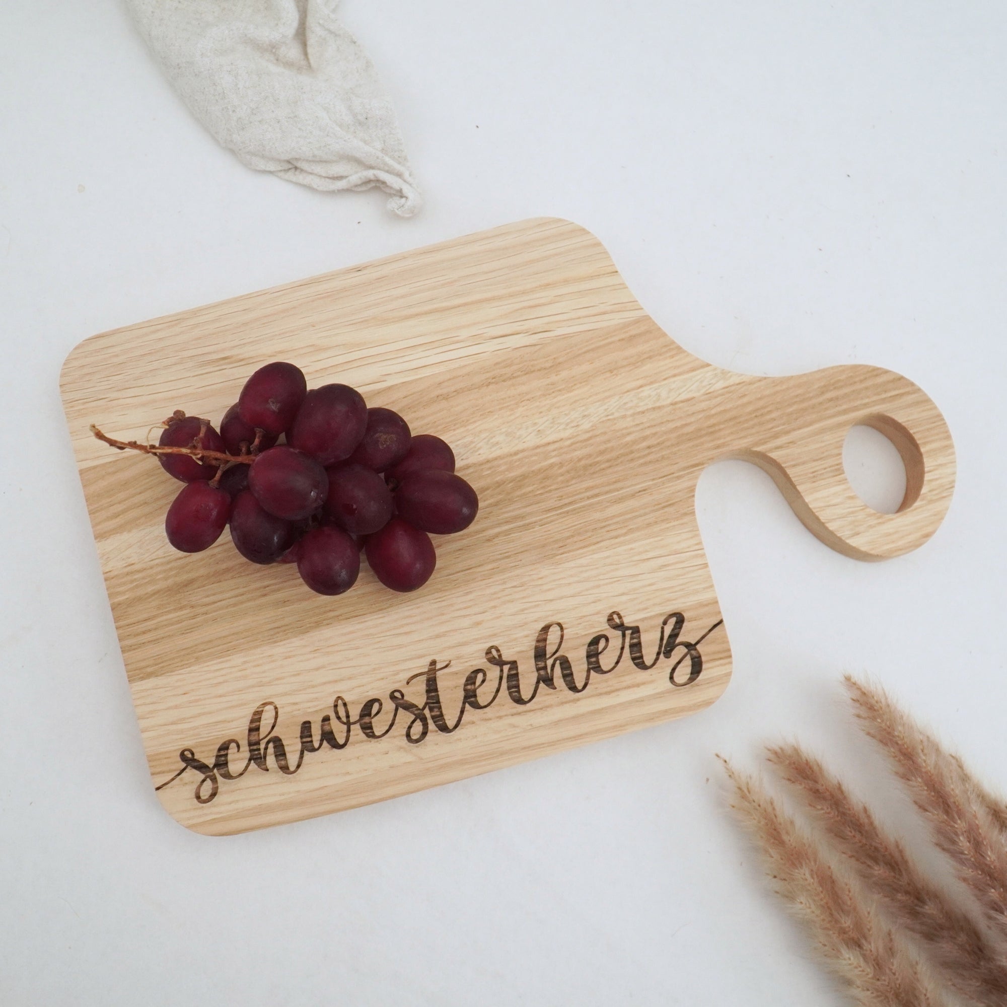 SCHNEIDEBRETT SWING - "SCHWESTERHERZ" GRAVUR - EICHE GEWACHST