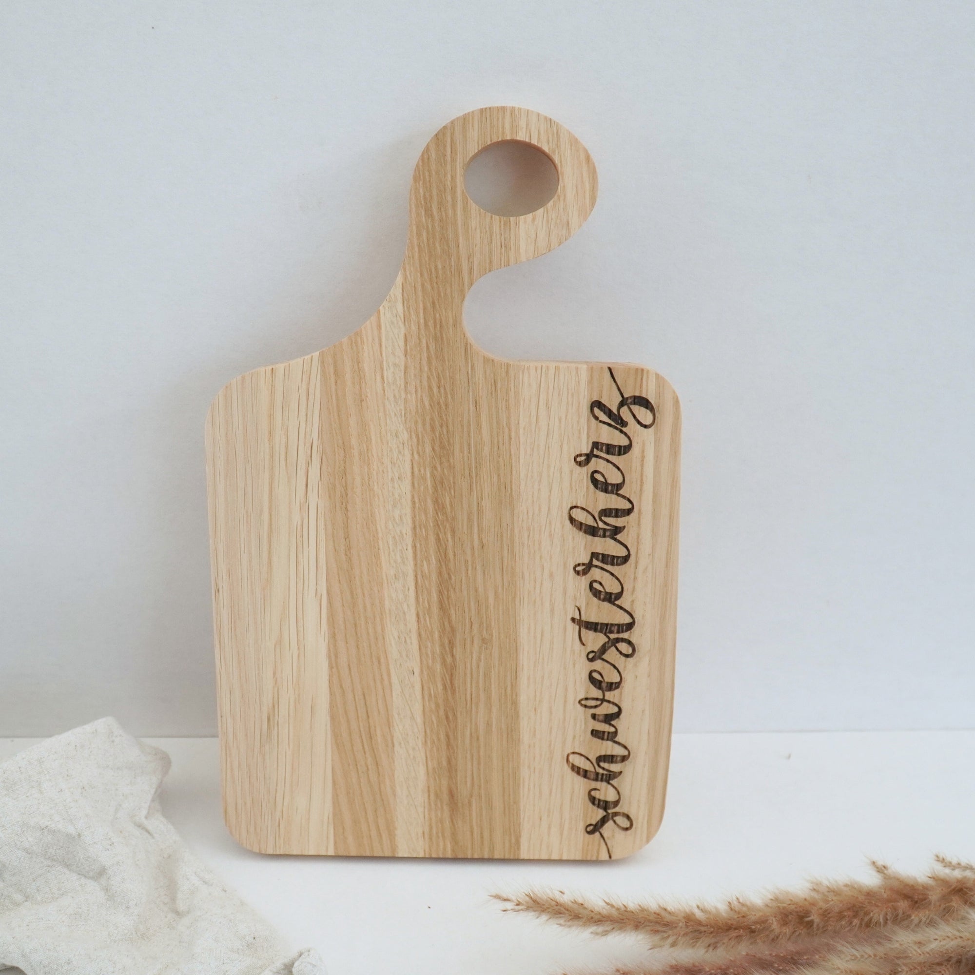 SCHNEIDEBRETT SWING - "SCHWESTERHERZ" GRAVUR - EICHE GEWACHST