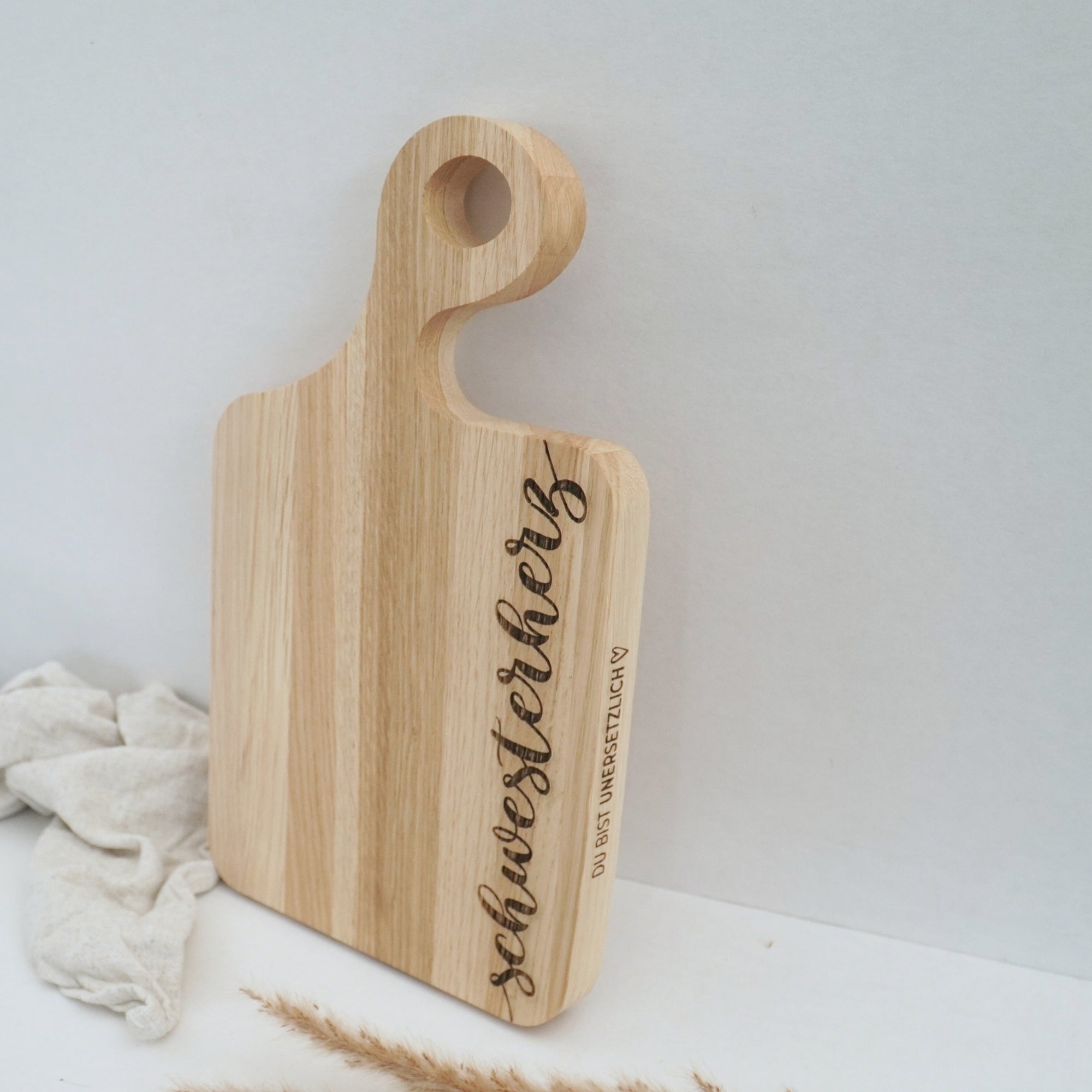 SCHNEIDEBRETT SWING - "SCHWESTERHERZ" GRAVUR - EICHE GEWACHST