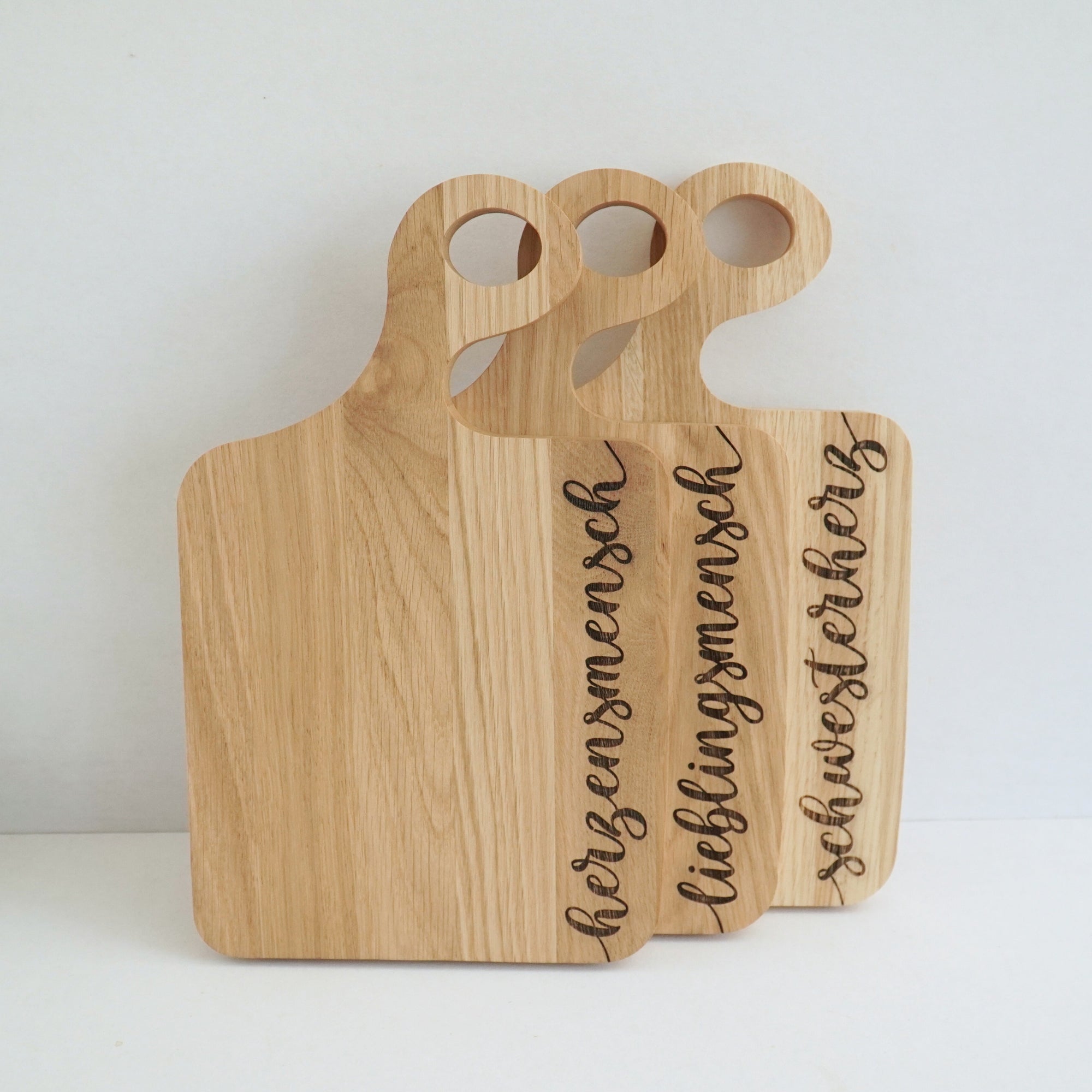 SCHNEIDEBRETT SWING - "HERZENSMENSCH" GRAVUR - EICHE GEWACHST