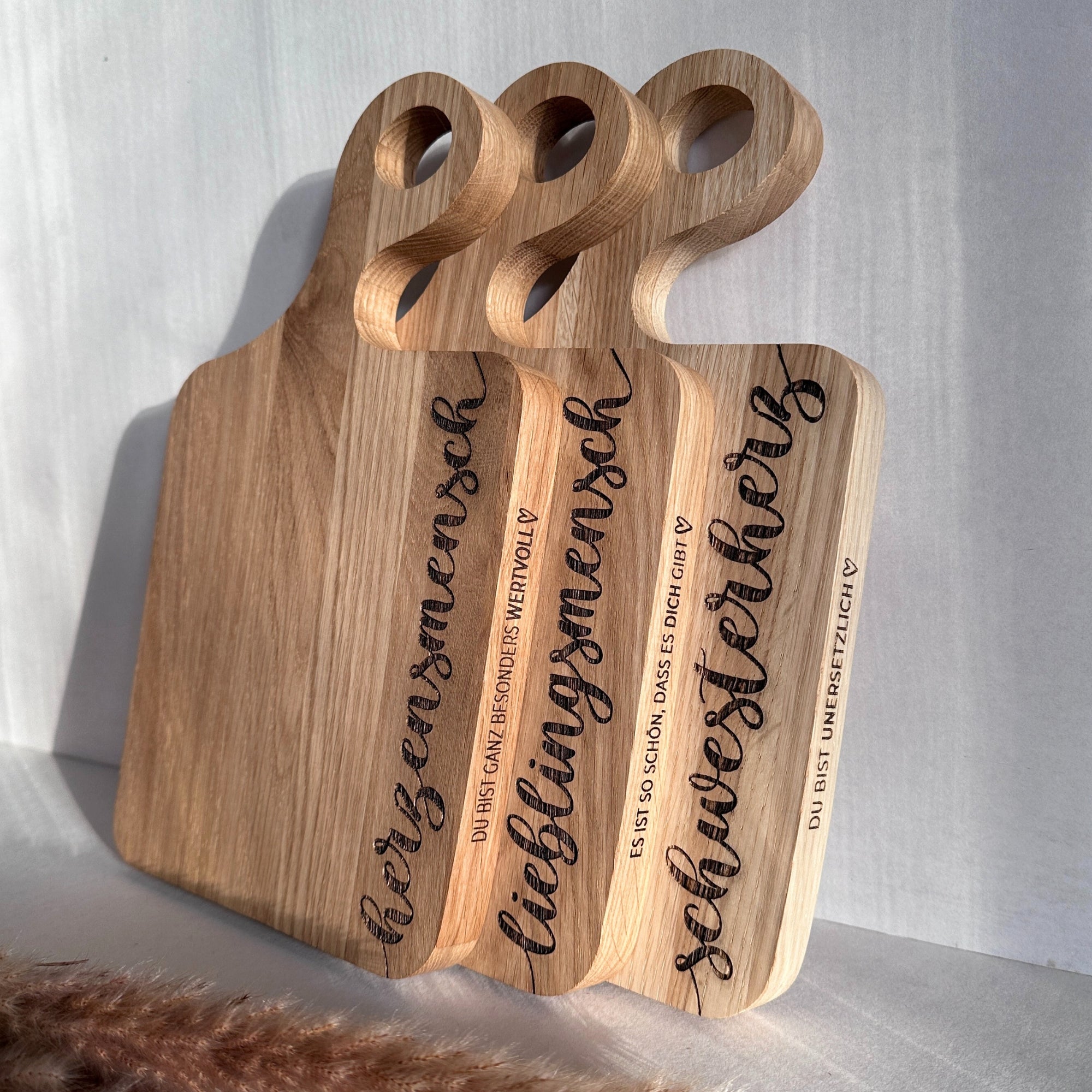 SCHNEIDEBRETT SWING - "HERZENSMENSCH" GRAVUR - EICHE GEWACHST