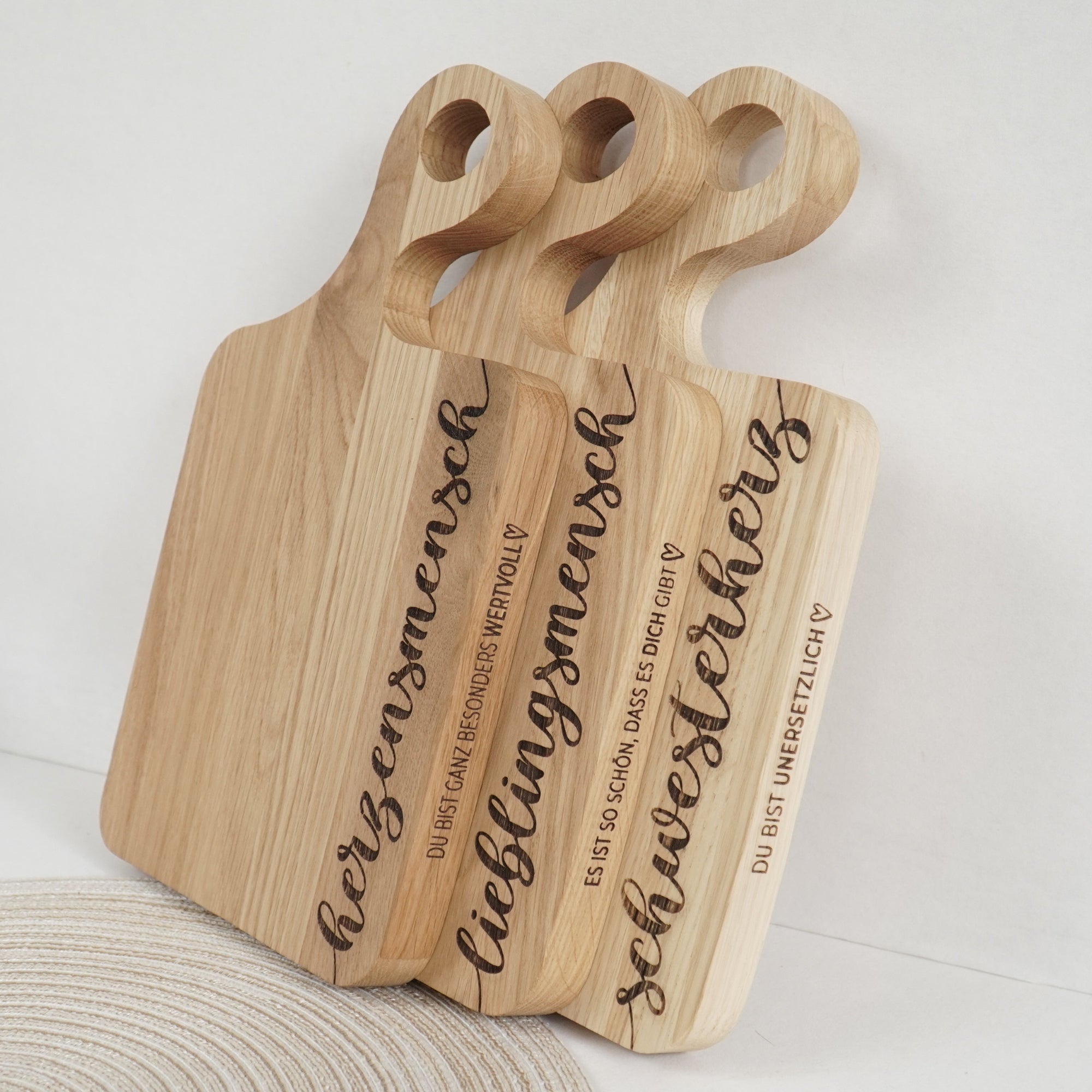 SCHNEIDEBRETT SWING - "HERZENSMENSCH" GRAVUR - EICHE GEWACHST