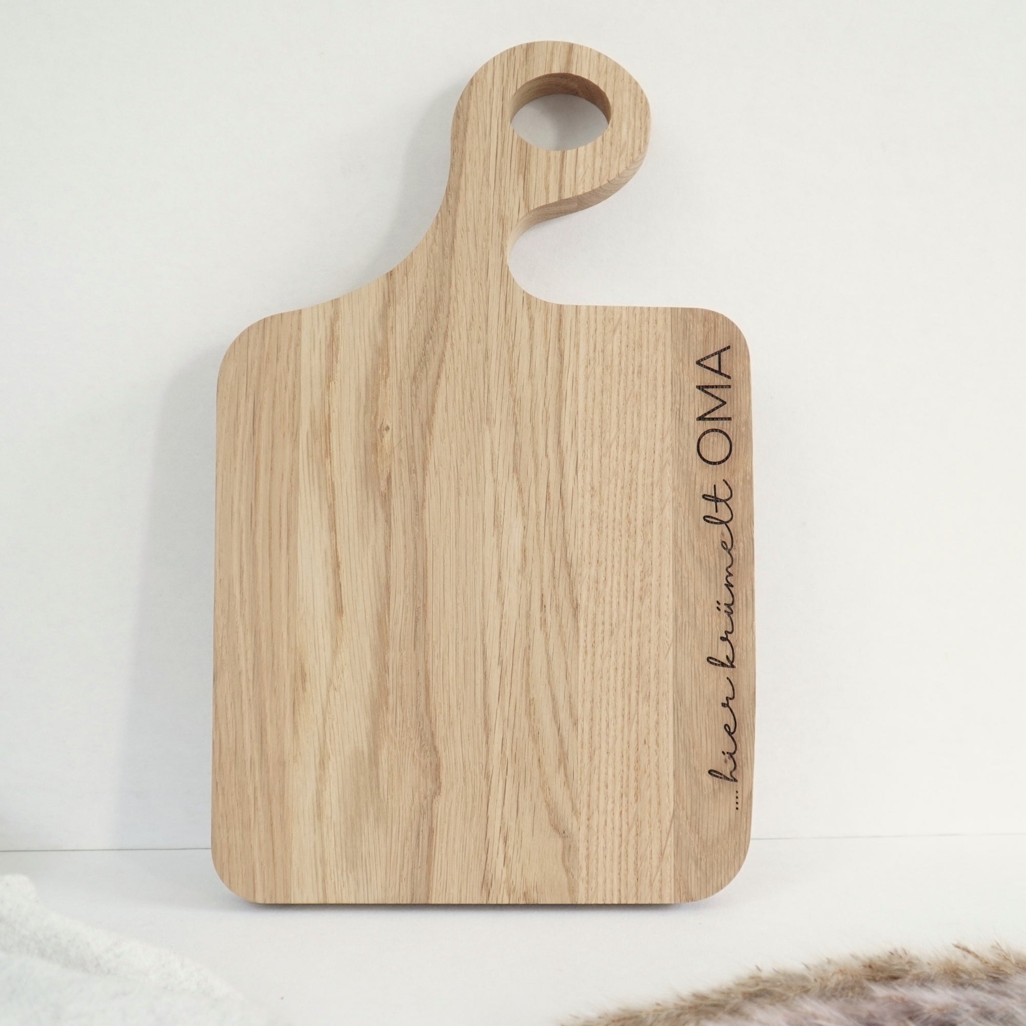 SCHNEIDEBRETT SWING - "HIER KRÜMELT OMA" GRAVUR - EICHE GEWACHST