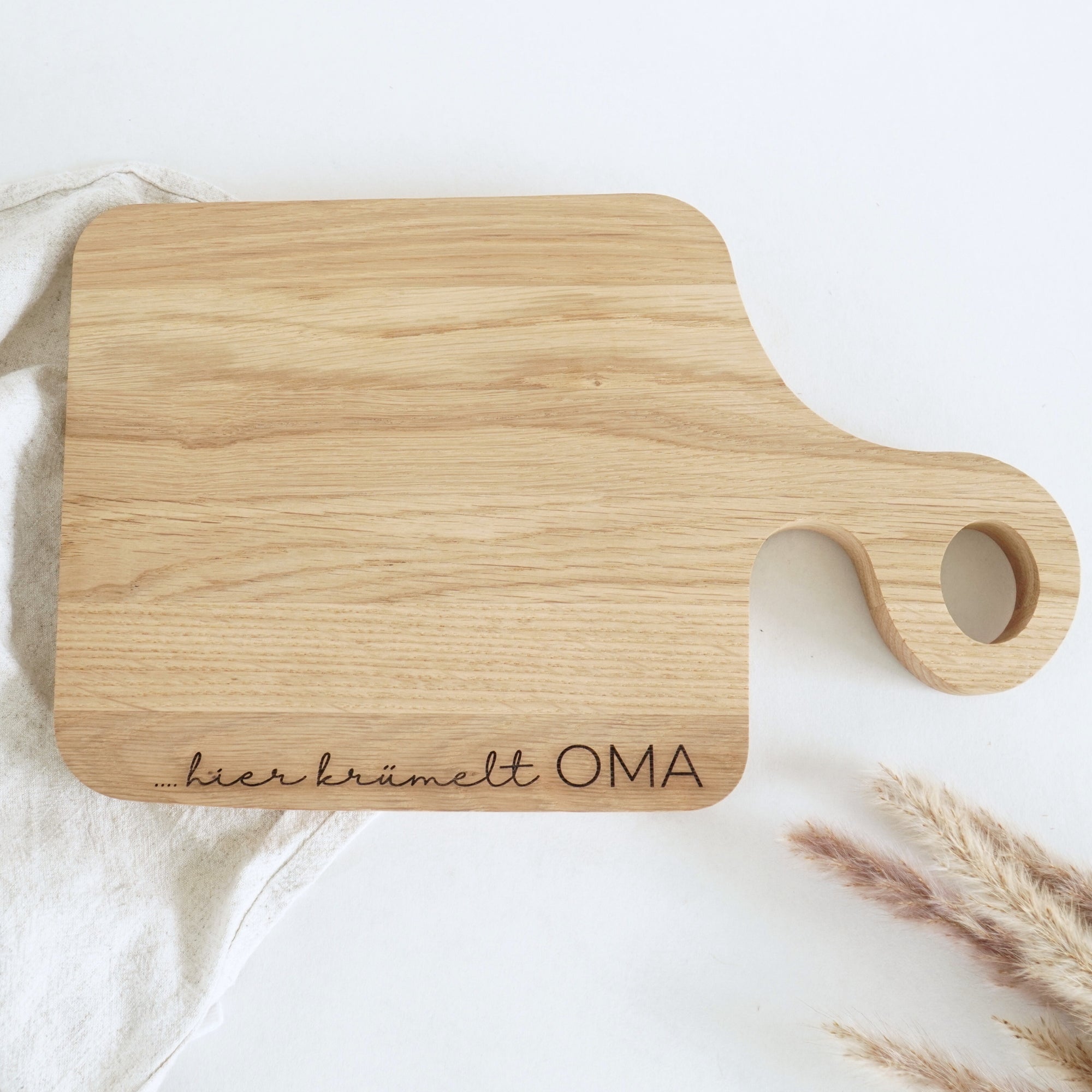 SCHNEIDEBRETT SWING - "HIER KRÜMELT OMA" GRAVUR - EICHE GEWACHST