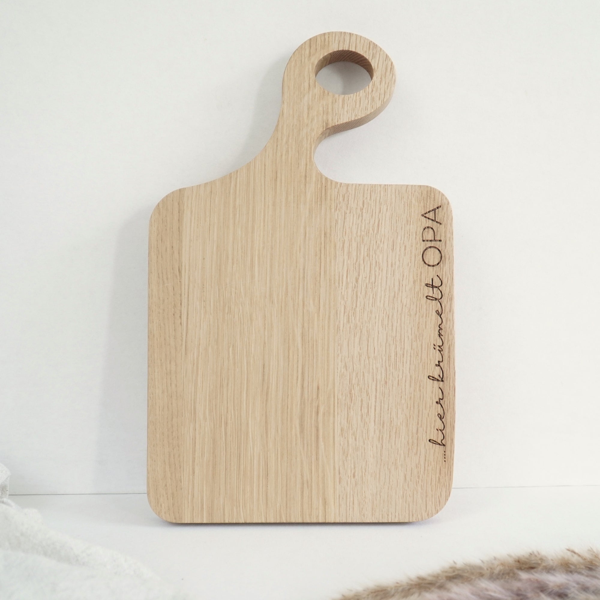 SCHNEIDEBRETT SWING - "HIER KRÜMELT OPA" GRAVUR - EICHE GEWACHST