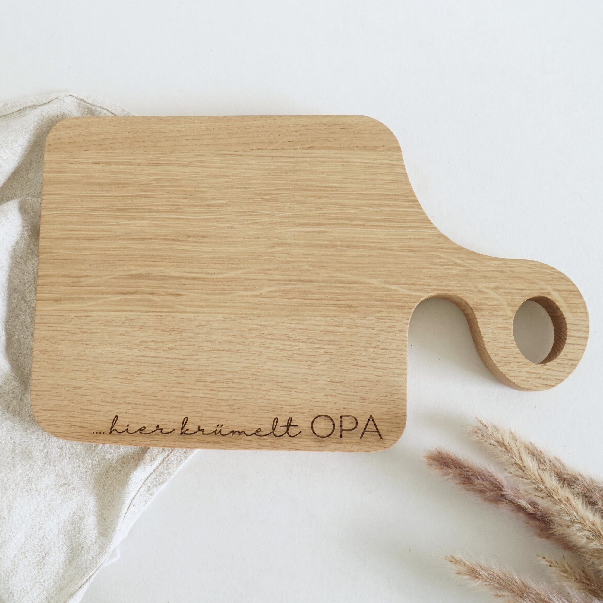 SCHNEIDEBRETT SWING - "HIER KRÜMELT OPA" GRAVUR - EICHE GEWACHST