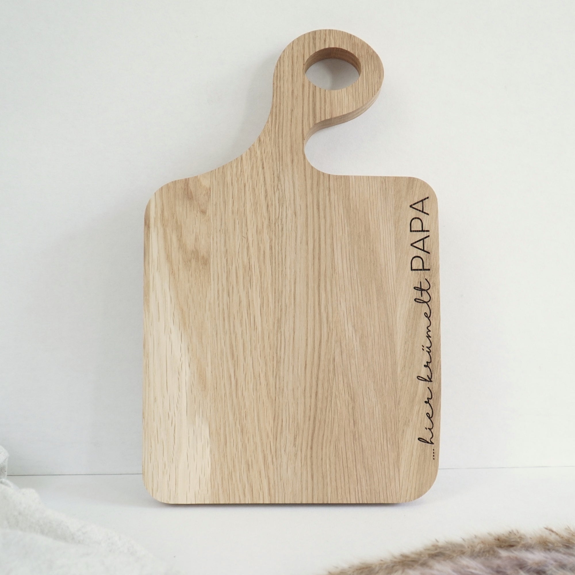 SCHNEIDEBRETT SWING - "HIER KRÜMELT PAPA" GRAVUR - EICHE GEWACHST