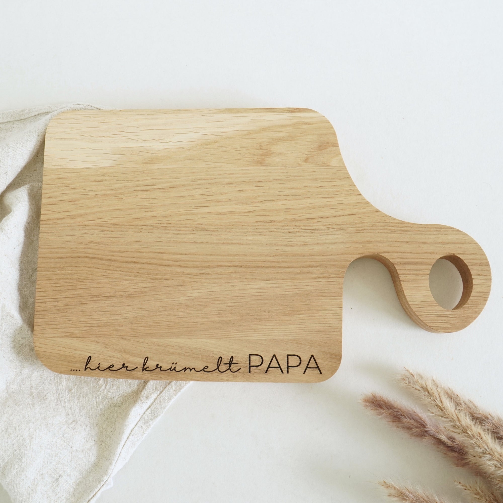 SCHNEIDEBRETT SWING - "HIER KRÜMELT PAPA" GRAVUR - EICHE GEWACHST