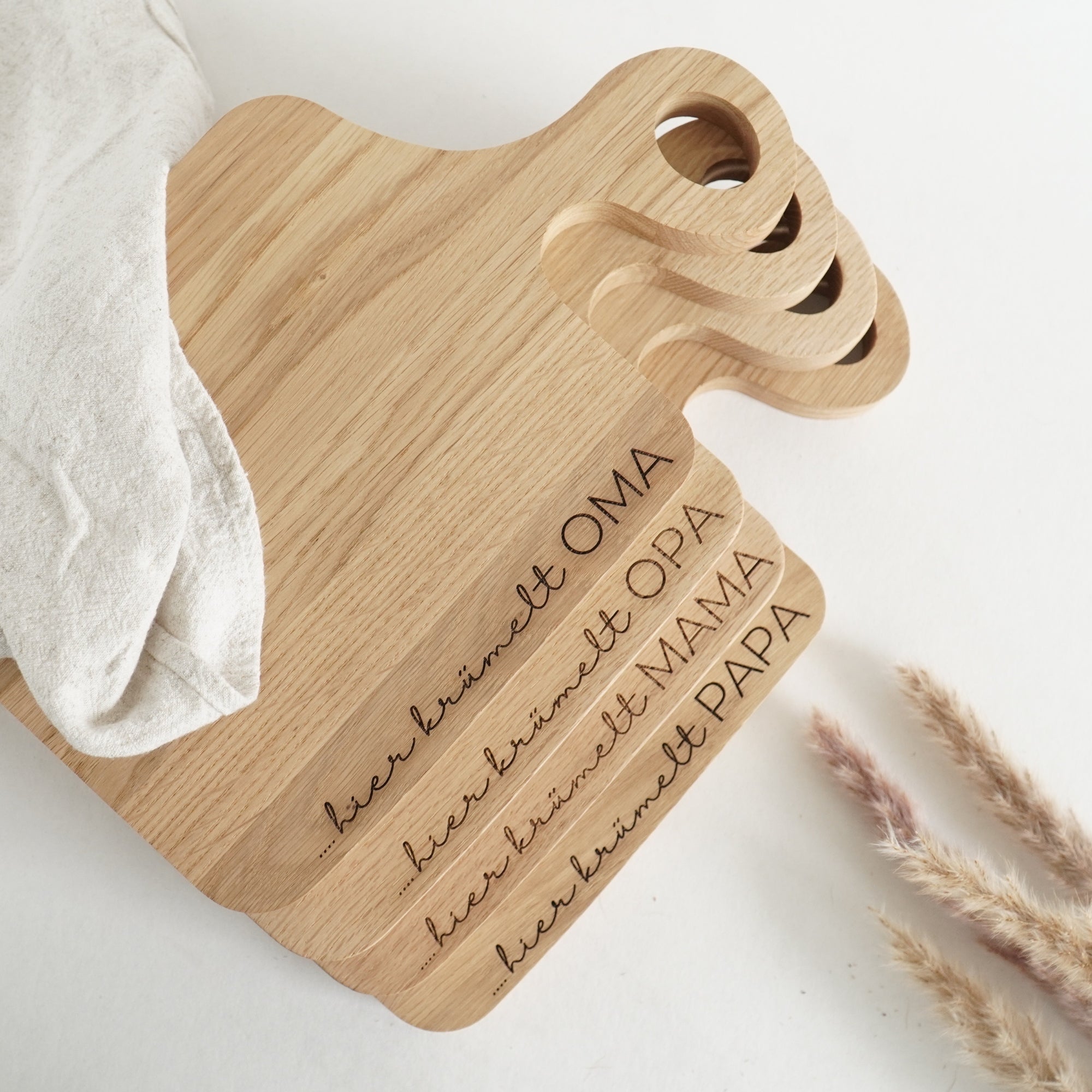 SCHNEIDEBRETT SWING - "HIER KRÜMELT OPA" GRAVUR - EICHE GEWACHST