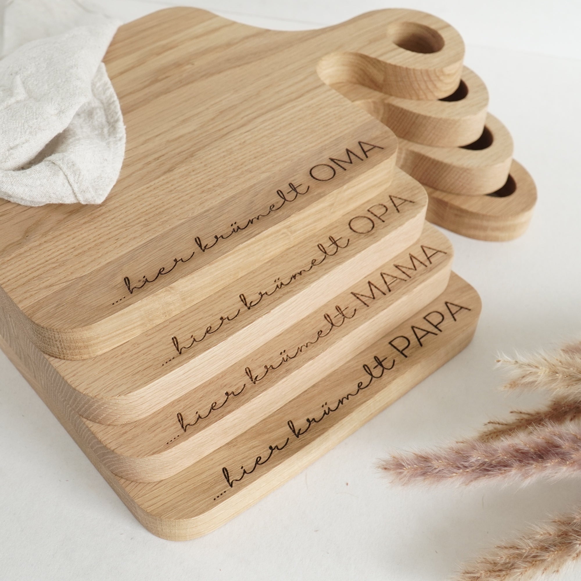 SCHNEIDEBRETT SWING - "HIER KRÜMELT OPA" GRAVUR - EICHE GEWACHST