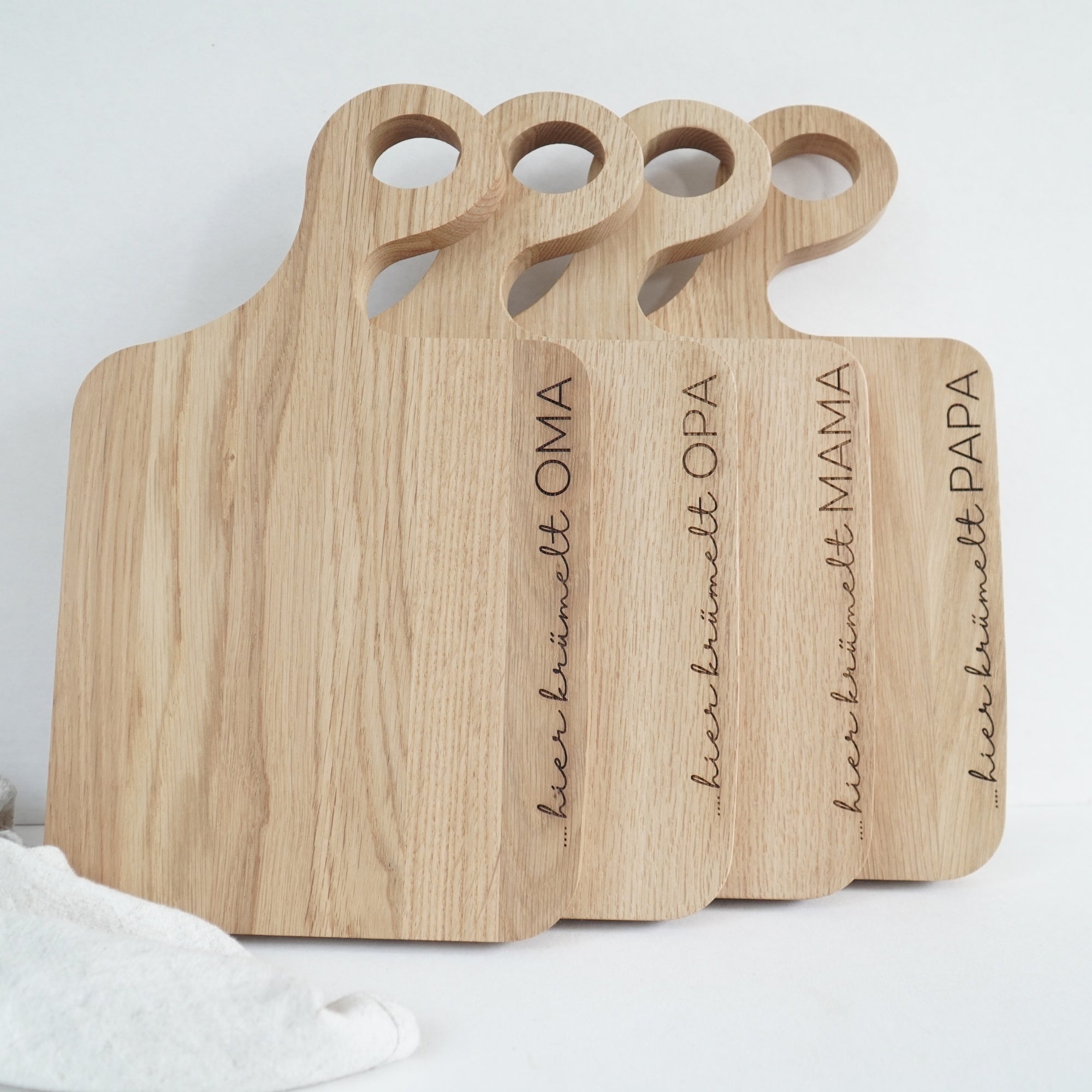 SCHNEIDEBRETT SWING - "HIER KRÜMELT OPA" GRAVUR - EICHE GEWACHST