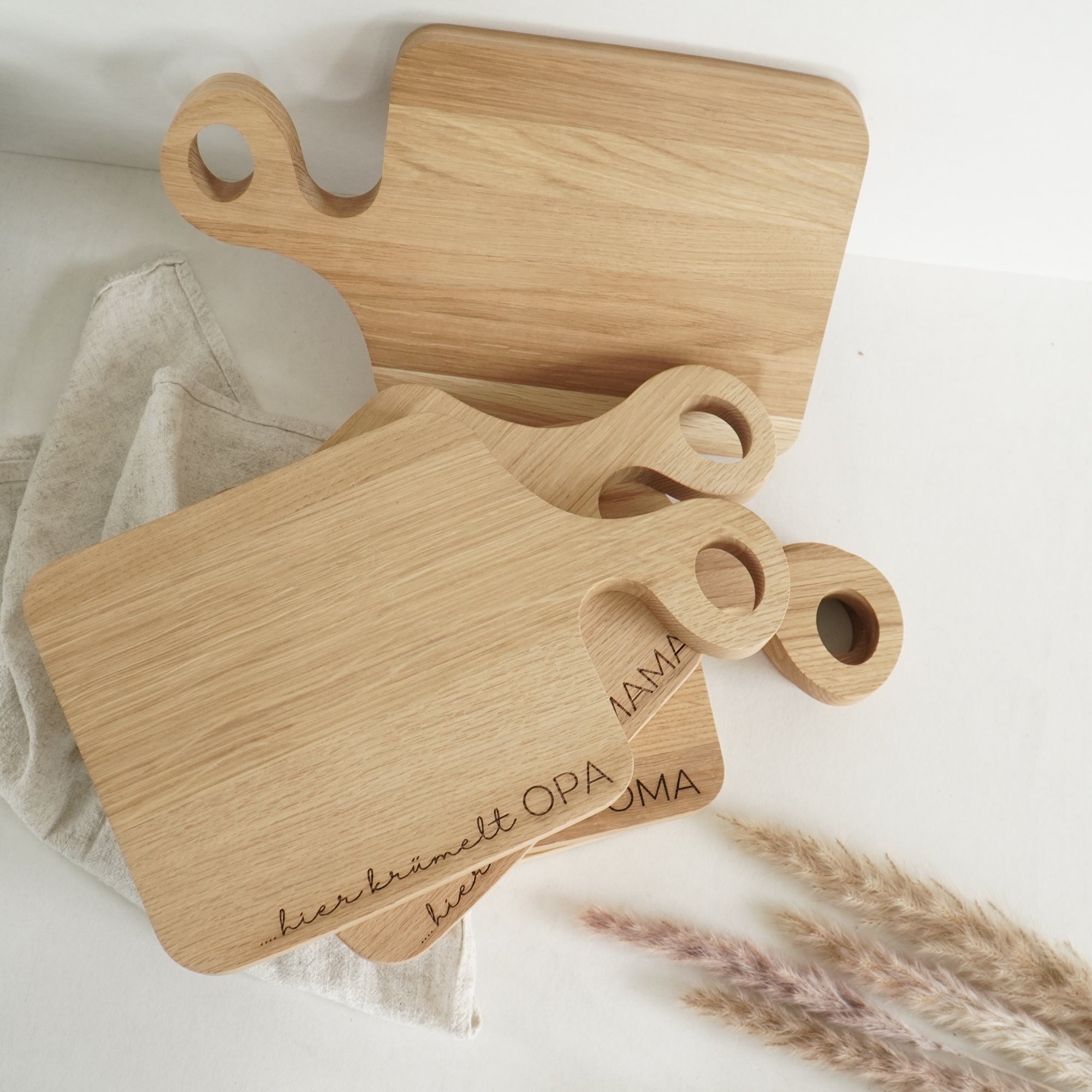 SCHNEIDEBRETT SWING - "HIER KRÜMELT OPA" GRAVUR - EICHE GEWACHST