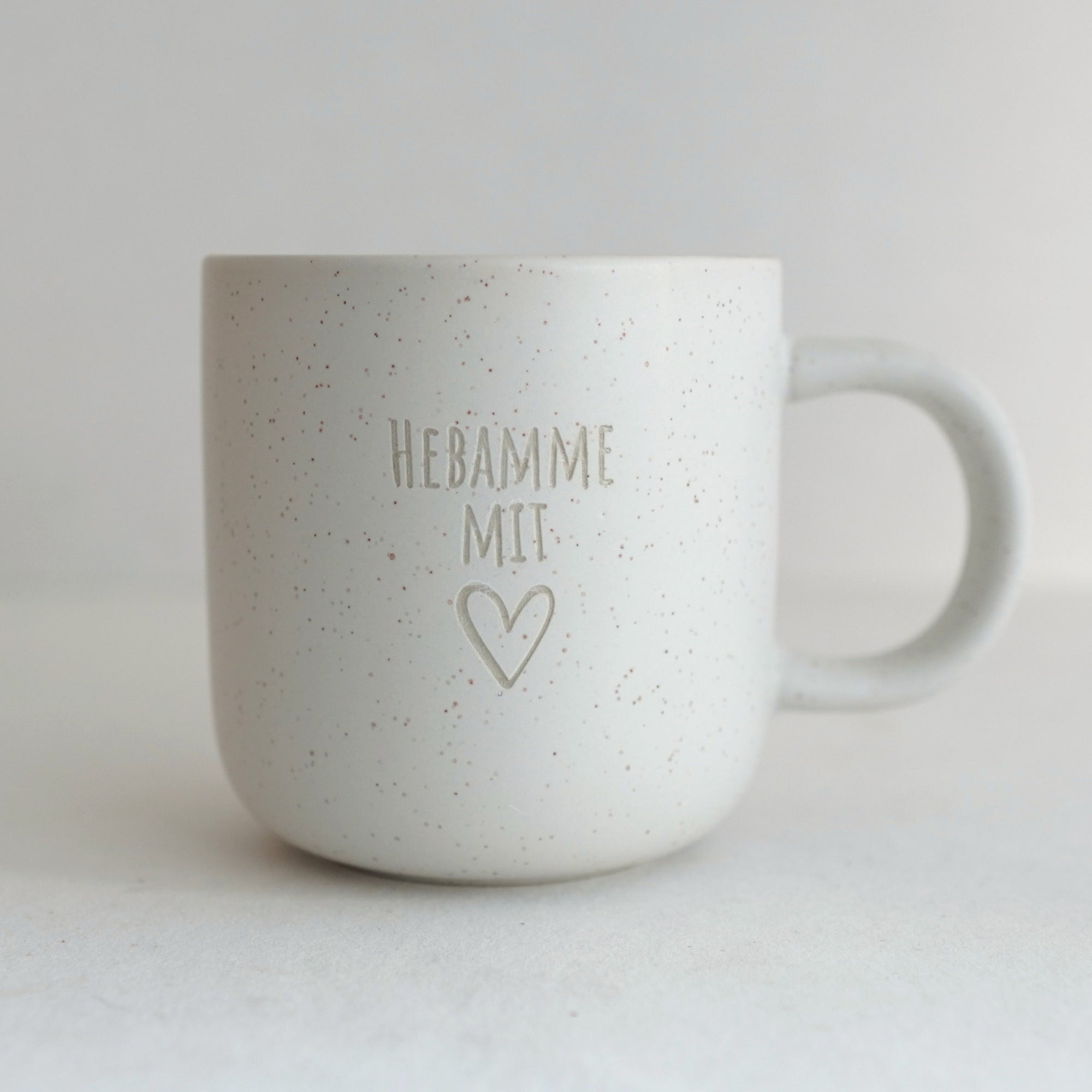 Steingut Tasse - "Hebamme mit Herz" - Gravur - STYLER