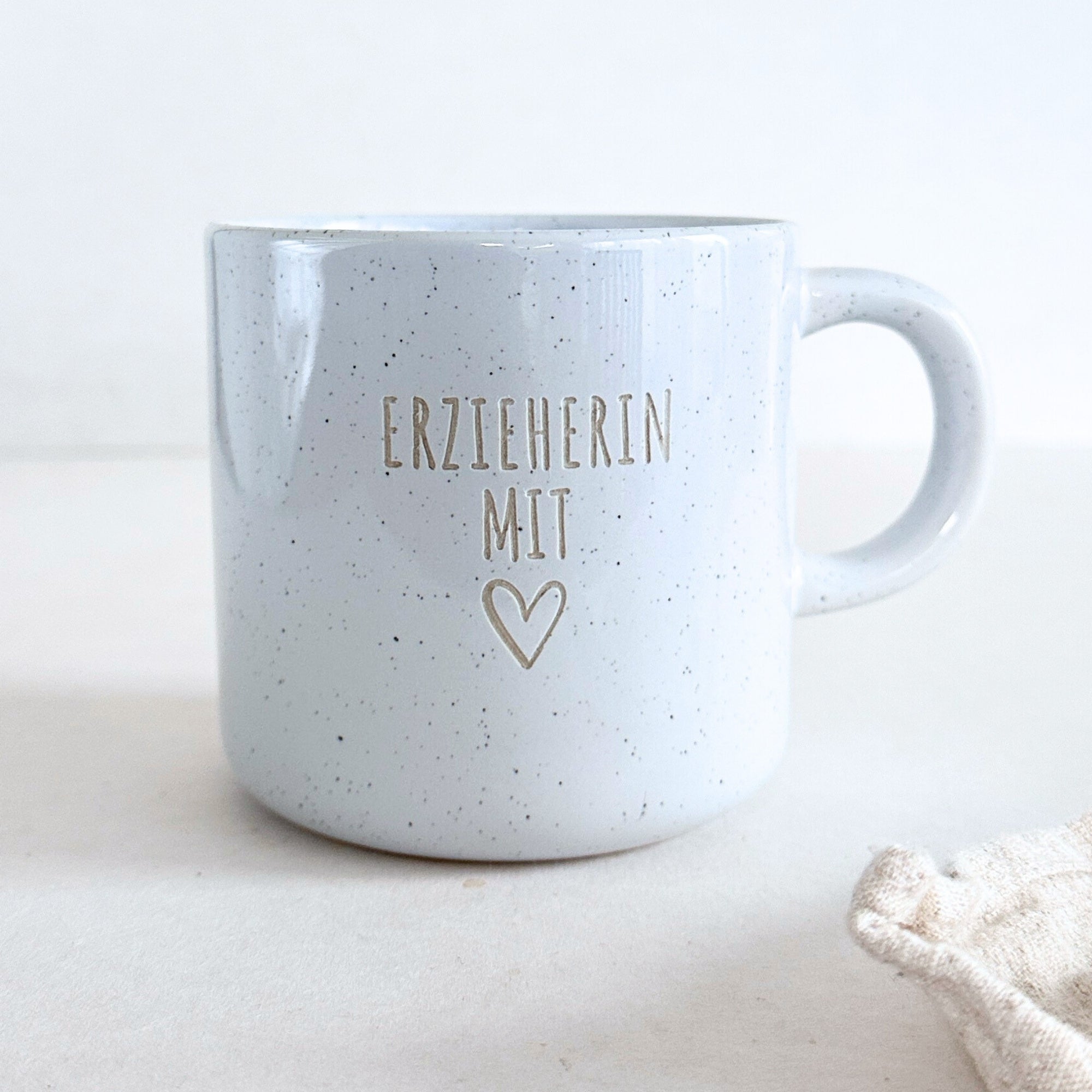 Steinzeug Tasse - "Erzieherin mit Herz" Gravur - hochglanz | SHINY
