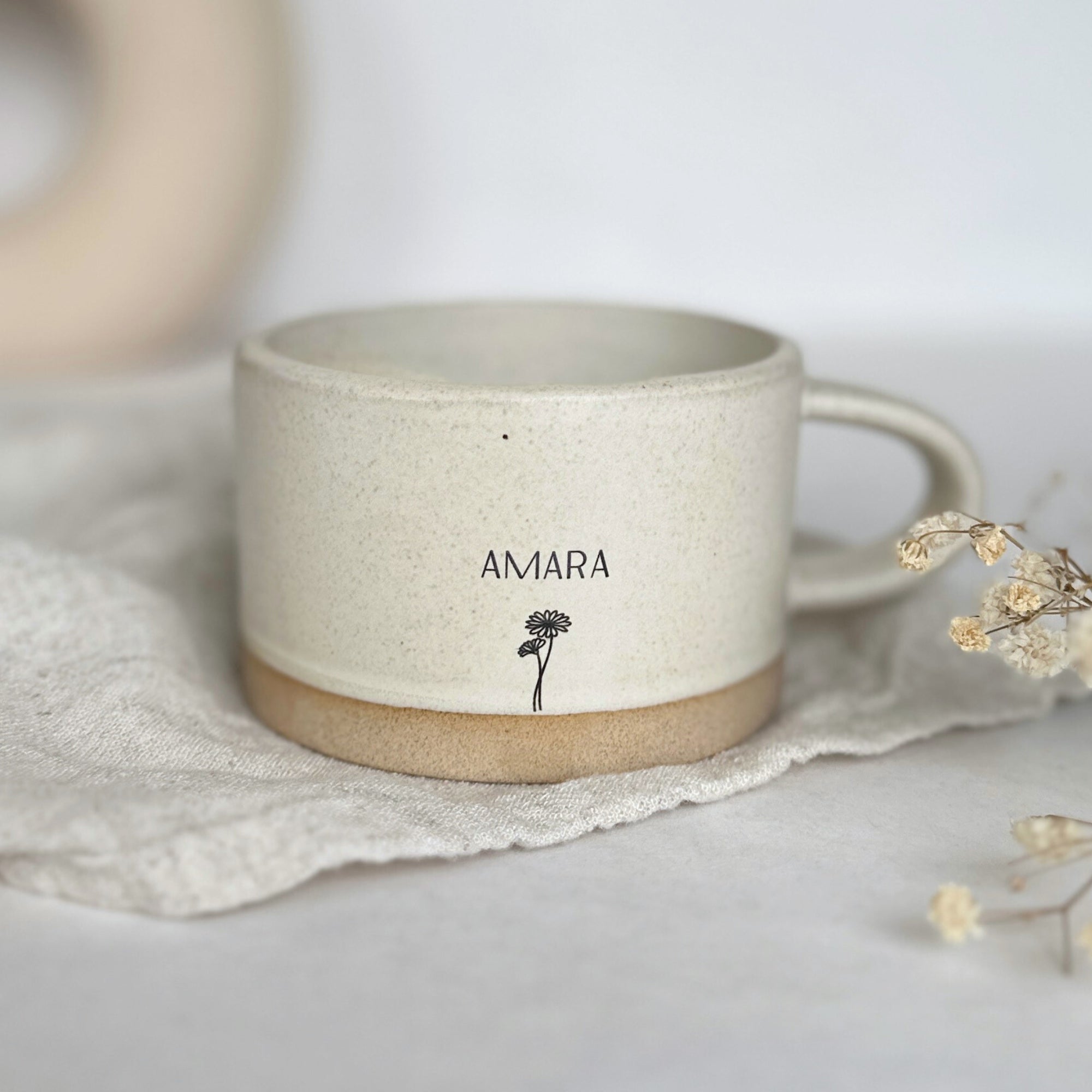 Steingut-Tasse - "Blumenmotiv und Namensgravur" - 100% Handgemacht | RUSTY