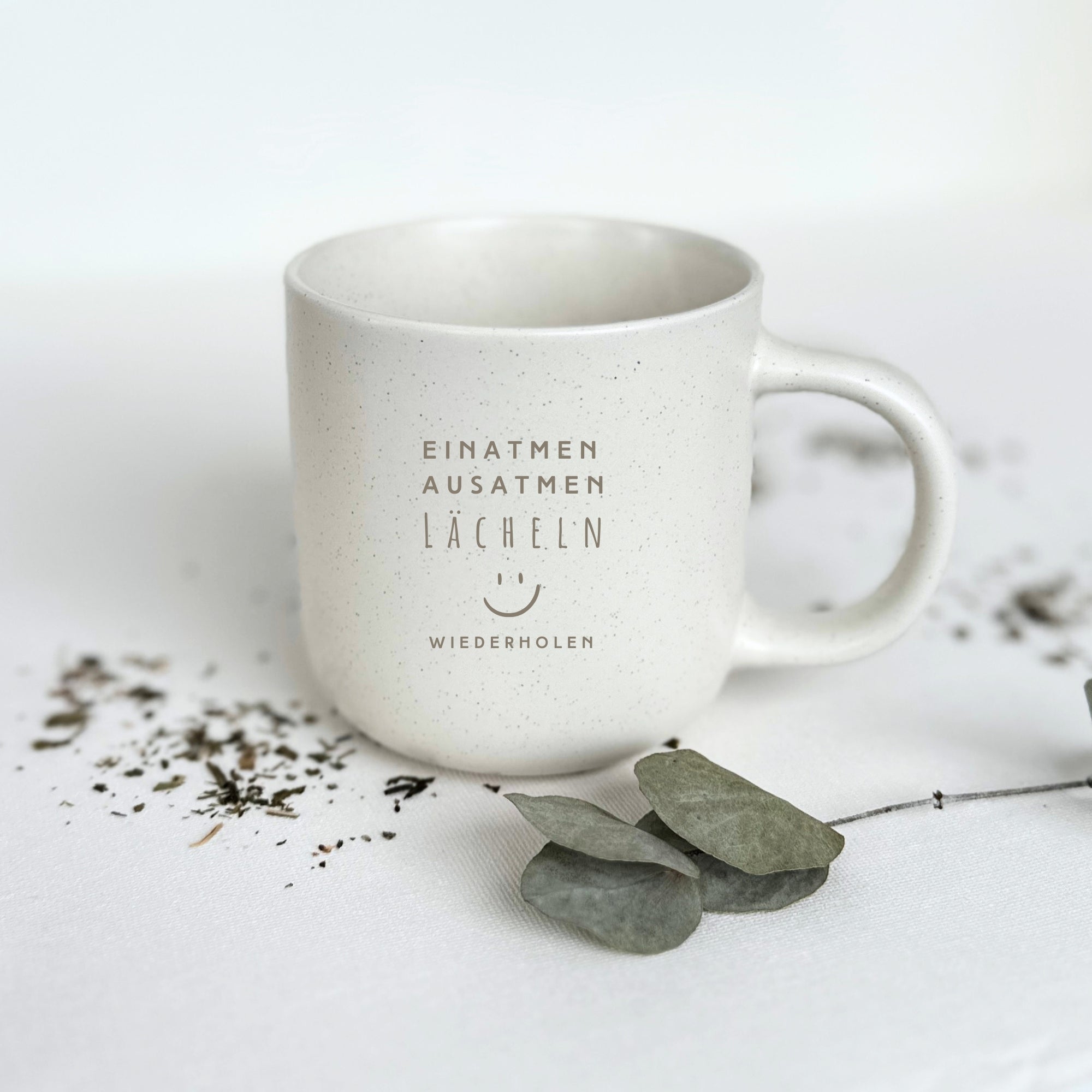 Steingut Tasse - "Einatmen II" - Gravur - STYLER