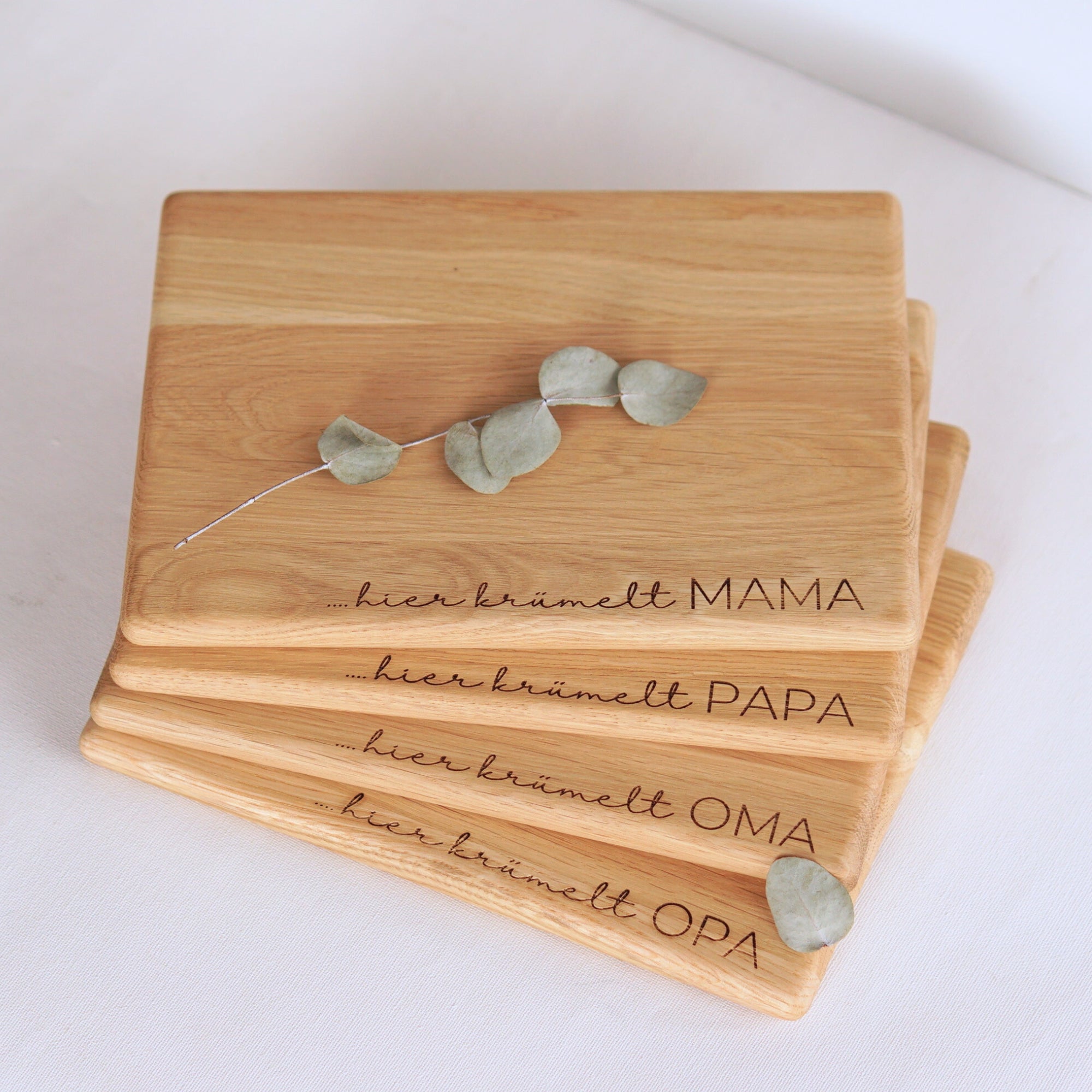 SCHNEIDEBRETT - "HIER KRÜMELT MAMA" - GRAVUR - EICHE GEWACHST - LYDIA