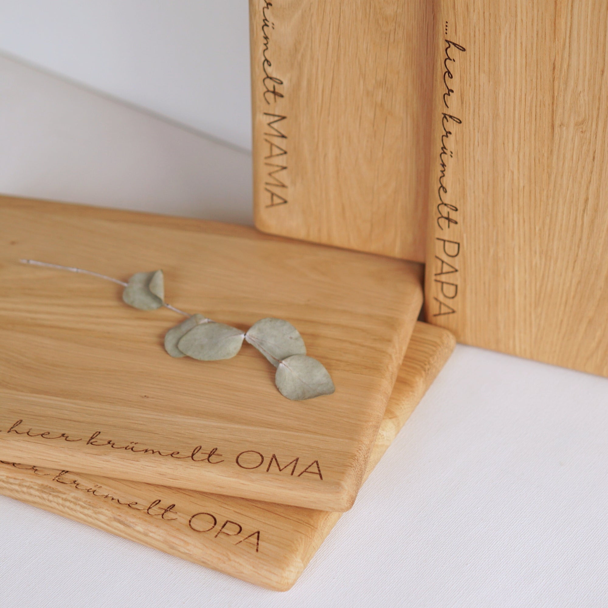 SCHNEIDEBRETT - "HIER KRÜMELT PAPA" - GRAVUR - EICHE GEWACHST - LYDIA