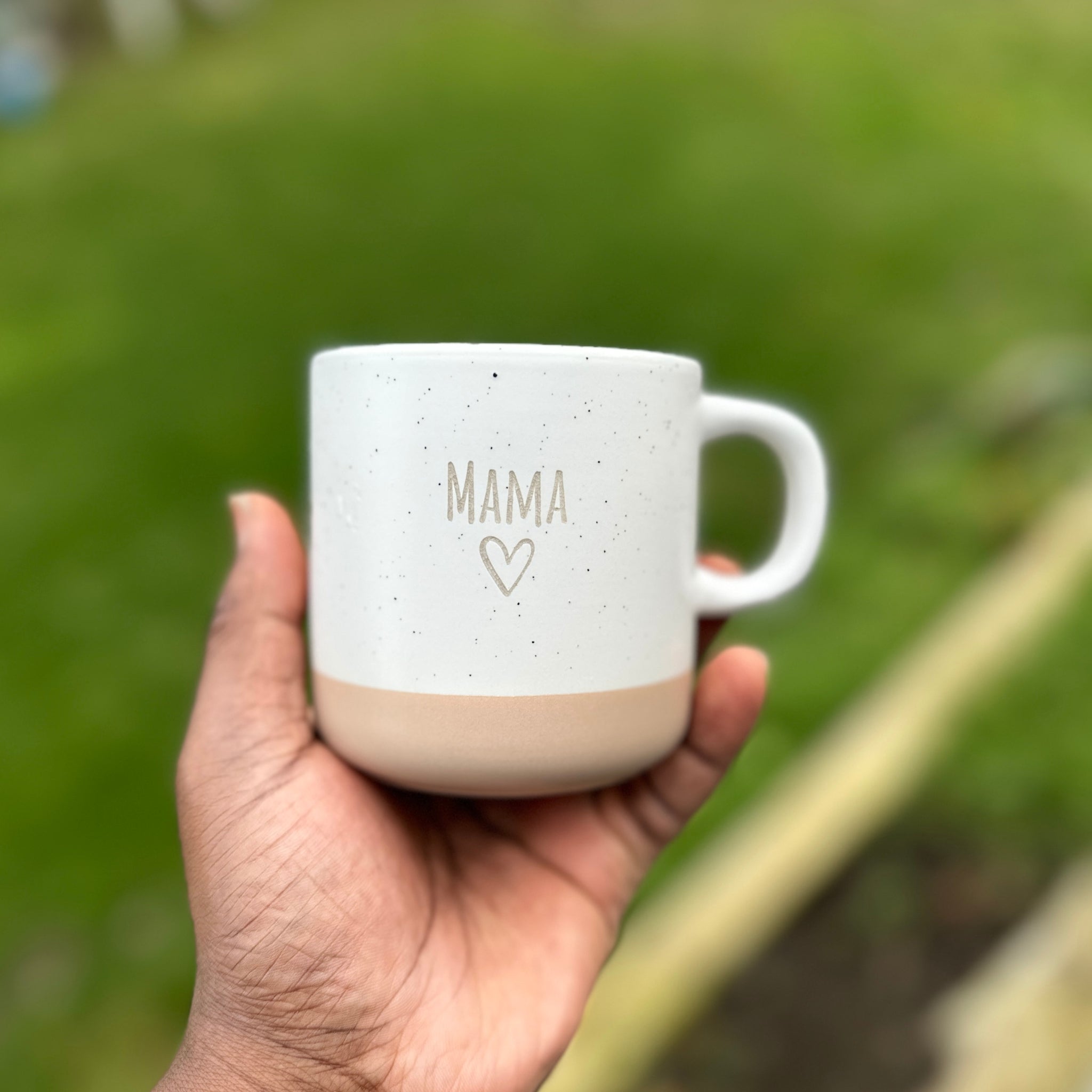 Steingut Tasse - "Mama" - Gravur - SANDY