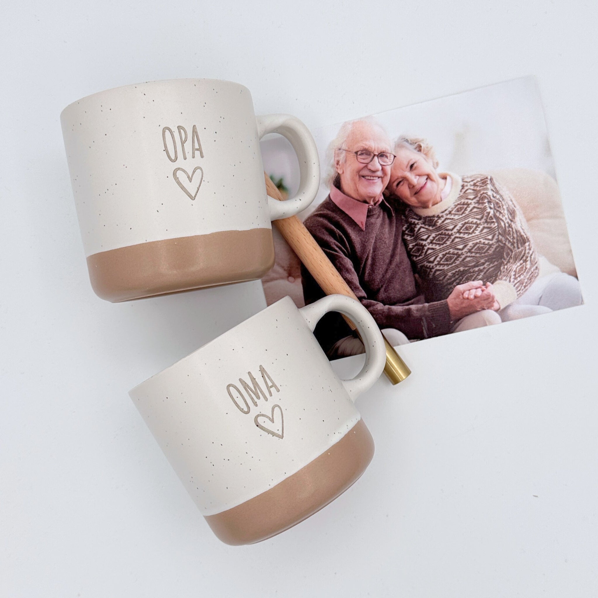 Steingut Tasse - "Oma" - Gravur - SANDY