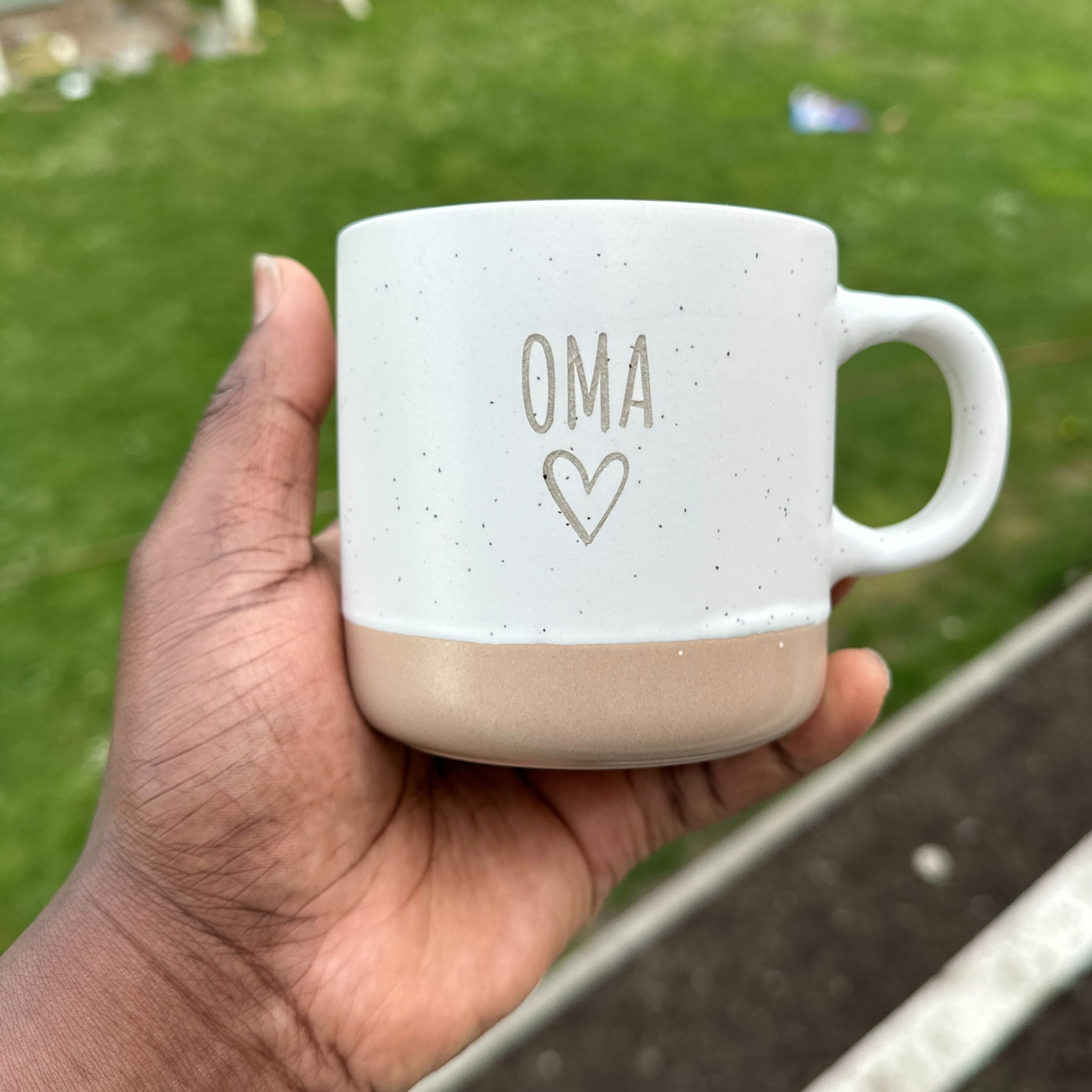 Steingut Tasse - "Oma" - Gravur - SANDY